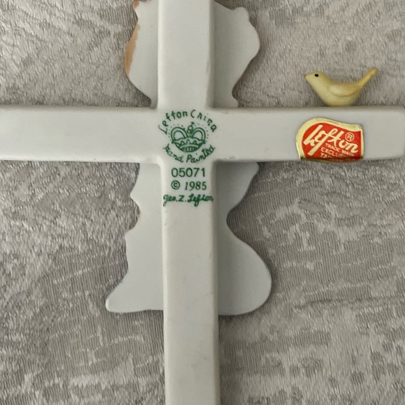 Vintage Lefton Praying Boy with Cross Bird Porcelain Wall Hanging Religious 1985 - Picture 3 of 5